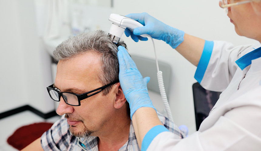 Haarausfall-Diagnose beim Dermatologen Haarausfall-Diagnose beim Dermatologen