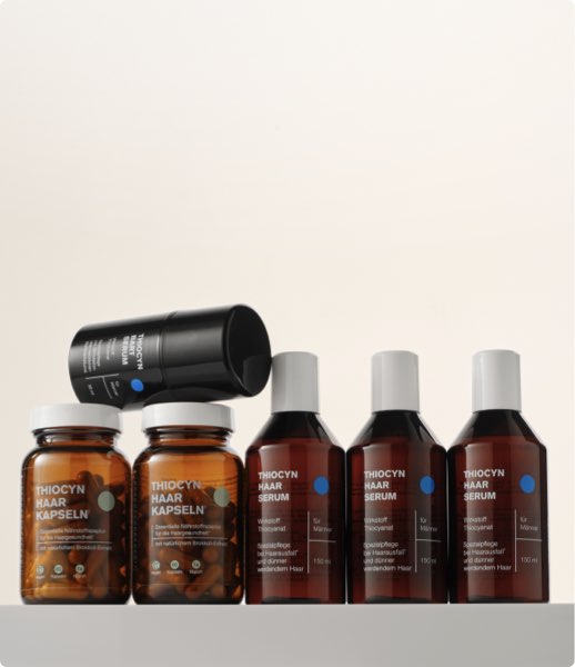 Das Set Thiocyn All Inclusive Männer, bestehend aus drei Einzelflaschen Thiocyn Haarserum Männer, einem Thiocyn Bartserum und zwei Gläsern der Thiocyn Haarkapseln. Das Set Thiocyn All Inclusive Männer, bestehend aus drei Einzelflaschen Thiocyn Haarserum Männer, einem Thiocyn Bartserum und zwei Gläsern der Thiocyn Haarkapseln.