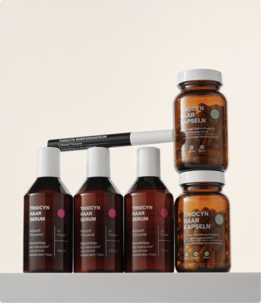 Das Set Thiocyn All Inclusive Frauen, bestehend aus drei Einzelflaschen Thiocyn Haarserum Frauen, einem Thiocyn Wimpernserum und zwei Gläsern der Thiocyn Haarkapseln. Das Set Thiocyn All Inclusive Frauen, bestehend aus drei Einzelflaschen Thiocyn Haarserum Frauen, einem Thiocyn Wimpernserum und zwei Gläsern der Thiocyn Haarkapseln.