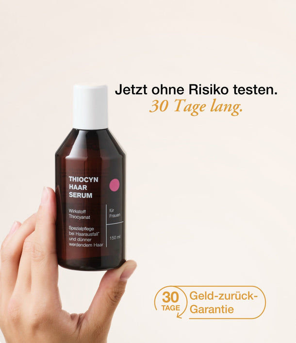 Eine linke Hand hält das Thiocyn Haarserum Frauen senkrecht nach oben. Ein Badge, das die 30-Tage-Geld-zurück-Garantie ausweist sowie ein Schriftzug, der risikofreies Testen bewirbt, ist rechts daneben platziert. Eine linke Hand hält das Thiocyn Haarserum Frauen senkrecht nach oben. Ein Badge, das die 30-Tage-Geld-zurück-Garantie ausweist sowie ein Schriftzug, der risikofreies Testen bewirbt, ist rechts daneben platziert.