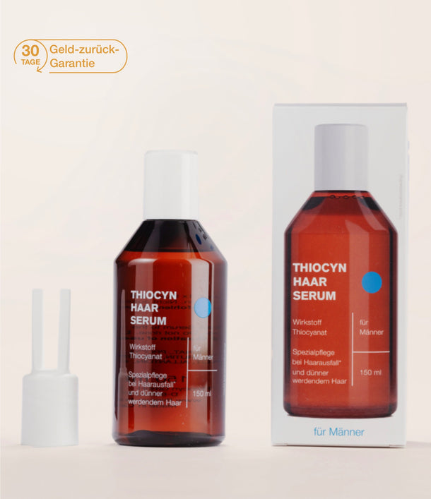 Thiocyn Haarserum Männer 150ml, die zugehörige Umverpackung sowie der Applikator sind rechts neben einem Badge platziert, das die 30-Tage-Geld-zurück-Garantie ausweist. Thiocyn Haarserum Männer 150ml, die zugehörige Umverpackung sowie der Applikator sind rechts neben einem Badge platziert, das die 30-Tage-Geld-zurück-Garantie ausweist.