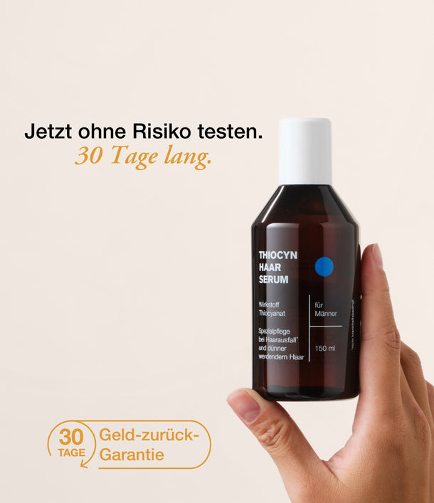 Eine rechte Hand hält das Thiocyn Haarserum Männer senkrecht nach oben. Ein Badge, das die 30-Tage-Geld-zurück-Garantie ausweist sowie ein Schriftzug, der risikofreies Testen bewirbt, ist links daneben platziert. Eine rechte Hand hält das Thiocyn Haarserum Männer senkrecht nach oben. Ein Badge, das die 30-Tage-Geld-zurück-Garantie ausweist sowie ein Schriftzug, der risikofreies Testen bewirbt, ist links daneben platziert.