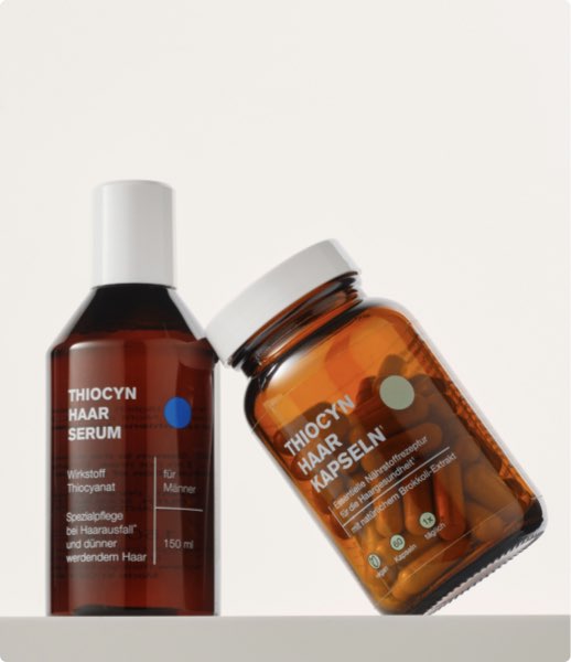 Das Set Thiocyn Premium-Duo Männer, bestehend aus einer Einzelflasche des Thiocyn Haarserum Männer sowie einem Glas der Thiocyn Haarkapseln. Das Set Thiocyn Premium-Duo Männer, bestehend aus einer Einzelflasche des Thiocyn Haarserum Männer sowie einem Glas der Thiocyn Haarkapseln.