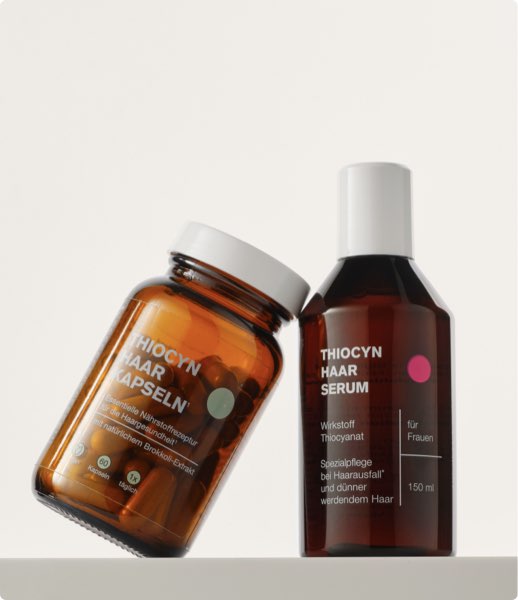 Das Set Thiocyn Premium-Duo Frauen, bestehend aus einer Einzelflasche des Thiocyn Haarserum Frauen sowie einem Glas der Thiocyn Haarkapseln. Das Set Thiocyn Premium-Duo Frauen, bestehend aus einer Einzelflasche des Thiocyn Haarserum Frauen sowie einem Glas der Thiocyn Haarkapseln.