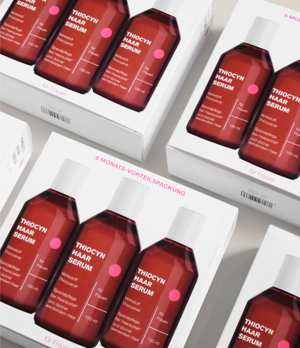 Umverpackungen des Thiocyn Haarserums Frauen liegen nebeneinander und unter-, bzw. übereinander. Umverpackungen des Thiocyn Haarserums Frauen liegen nebeneinander und unter-, bzw. übereinander.