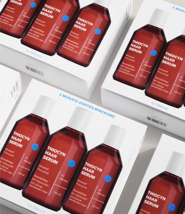 Umverpackungen des Thiocyn Haarserums Männer liegen nebeneinander und unter-, bzw. übereinander. Umverpackungen des Thiocyn Haarserums Männer liegen nebeneinander und unter-, bzw. übereinander.