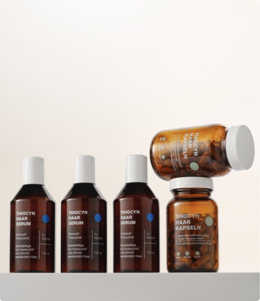 Das Set Thiocyn Sparpaket Männer, bestehend aus drei Einzelflaschen Thiocyn Haarserum Männer und zwei Gläsern der Thiocyn Haarkapseln. Das Set Thiocyn Sparpaket Männer, bestehend aus drei Einzelflaschen Thiocyn Haarserum Männer und zwei Gläsern der Thiocyn Haarkapseln.