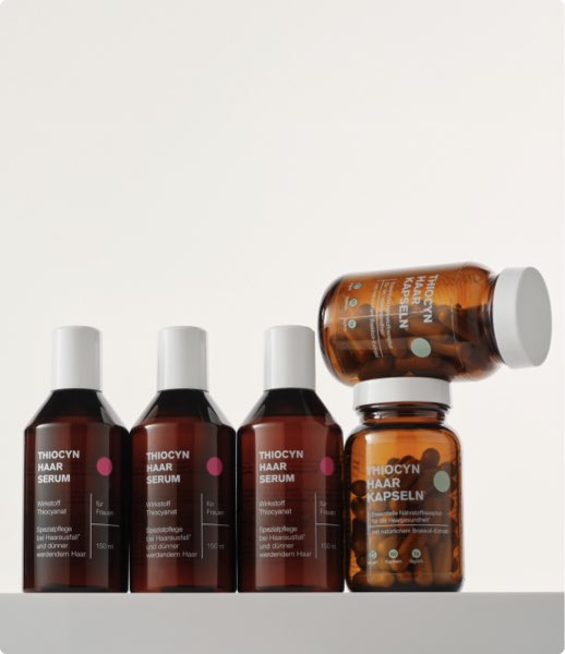 Das Set Thiocyn Sparpaket Frauen, bestehend aus drei Einzelflaschen Thiocyn Haarserum Frauen und zwei Gläsern der Thiocyn Haarkapseln. Das Set Thiocyn Sparpaket Frauen, bestehend aus drei Einzelflaschen Thiocyn Haarserum Frauen und zwei Gläsern der Thiocyn Haarkapseln.