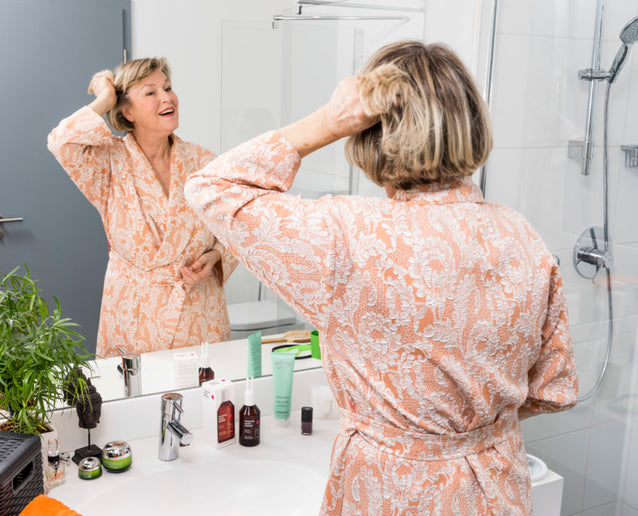 Perdita di capelli durante la menopausa: perché adesso? 