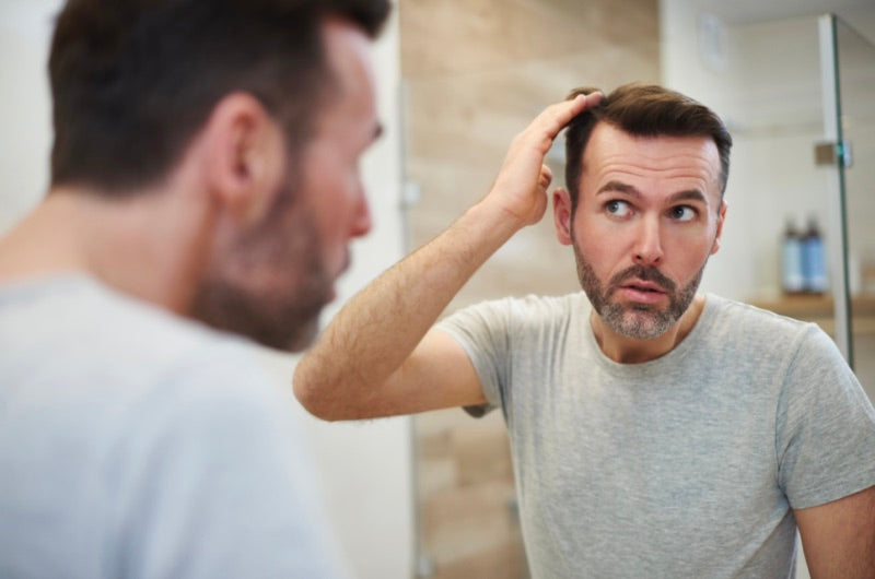 Haarausfall* aufgrund hormoneller Veränderungen: Wie Menopause bei Frauen und Alterungseffekte bei Männern das Haarwachstum beeinflussen