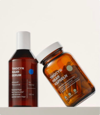 Das Set Thiocyn Premium-Duo Männer, bestehend aus einer Einzelflasche des Thiocyn Haarserum Männer sowie einem Glas der Thiocyn Haarkapseln.